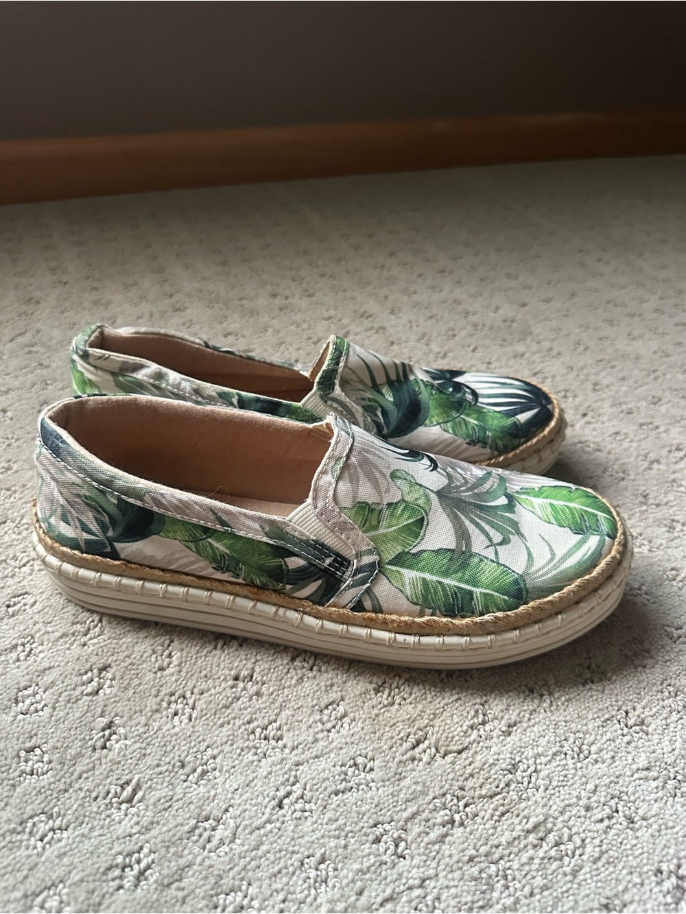 Soda Women's Slip-On Espadrille Mules in Green Leaf Print